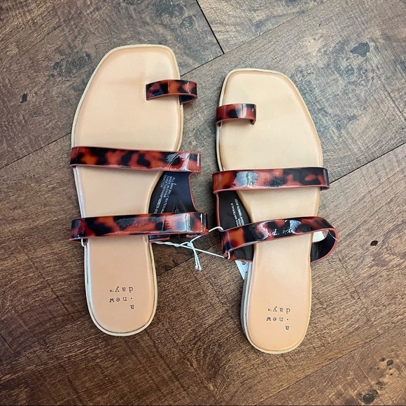 a new day Shoes - NWT Womens sandals Sz 8 a new day slip on brown black shoes non slip sole